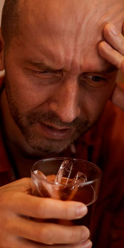 мужчина с алкоголем