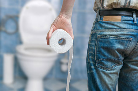 Мужчина с рулоном туалетной бумаги